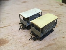 Lot..822F...OO GAUGE HORNBY NE GUARDS VANS..X..2...WITH LIGHTS..............#10#