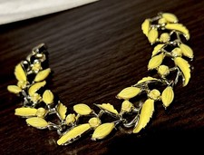 Vintage Lisner Bracelet Gold Tone W/ Pastel Yellow Enamel Leaves & Lucite Buds 7