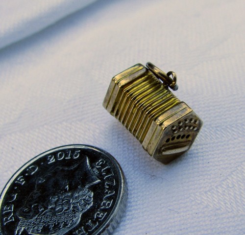 Charm concertina yellow 9ct - charm,