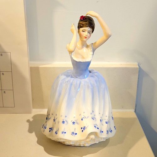 Royal doulton sheila hn2742 - sheila,