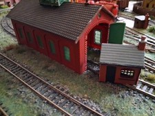 Playcraft B379 Engine Shed Single Track & Hut OO Gauge Model Railway BUILT 