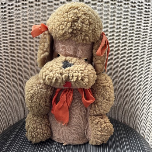 Vintage sitting poodle - sitting,