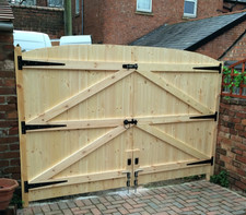 WOODEN DRIVEWAY GATES!6FT HIGH