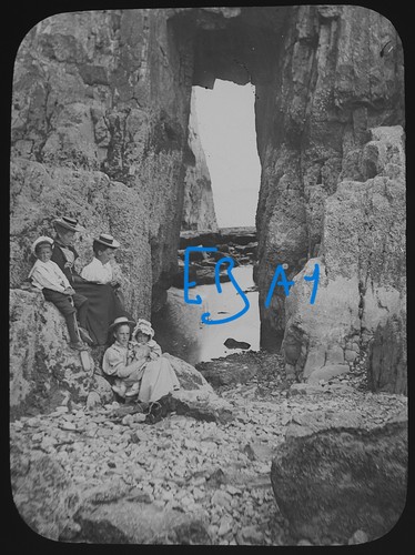 Photo family tinkers cave - family,