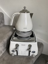 DeLonghi CTOM4003.W White Metallic Micalite Retro 4-Slice Toaster & Kettle Set