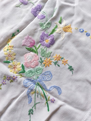 Vintage hand embroidered - hand,