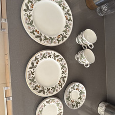 wedgewood Strawberry Hill dinner service