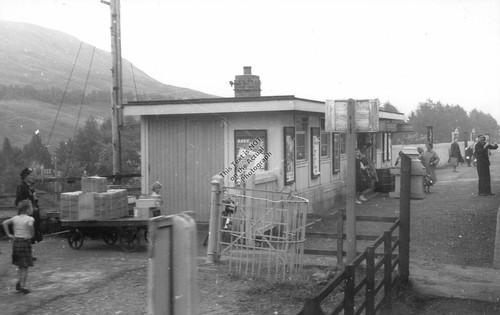 Tyndrum lower train - lower, station