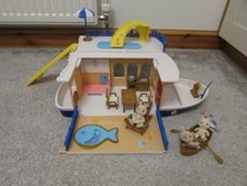 Sylvanian Families Seaside cruiser boat + 3 rabbit figures - 1 stamped 1985