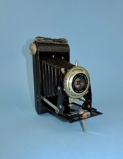 Post-war Kodak Six-20 Folding Brownie . Near mint condition. Fully operational.