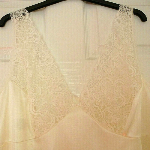 Ladies slip petticoat lace - .petticoat.,