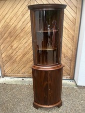 Corner Unit With Rounded Glass