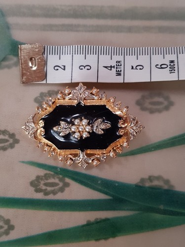 Vintage sphinx brooch - sphinx, gold
