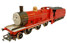 HORNBY R852 JAMES No 5 PLUS COACHES X 2 THOMAS TANK ENGINE READ DESCRIPTION