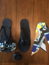 NEW BACI MILANO BLACK RUBBER FLIP FLOPS SILK TIES OR FLOWER 39/40 NEW