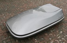 Halfords Exodus 580L Roof Box with 2 Thule roof bars, all in excellent condition
