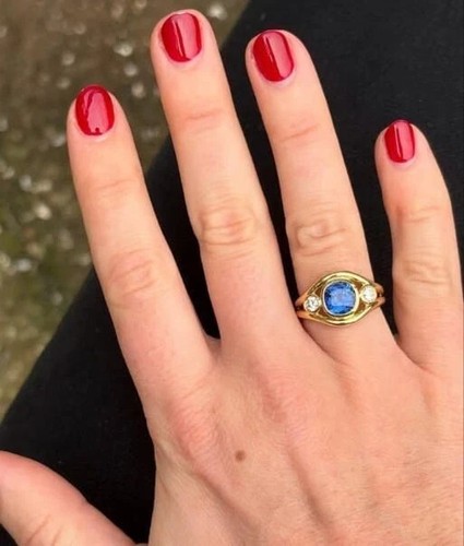Oval cut natural blue - ct,