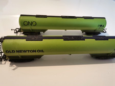 2x 00 Gauge - 100t 'Old Newton Oil/ONO' tank wagons
