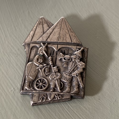 Pewter carnival badge 1990 - pewter,