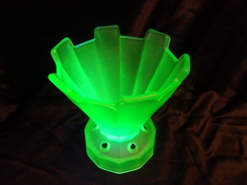 Art deco style uranium glass - style,