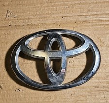 2005 TOYOTA AYGO FRONT EMBLEM