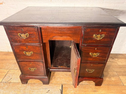 Keyhole desk drawers - 6,