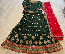 ladies beautiful Asian mehndi