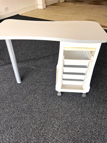 White nail bar station with