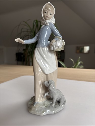 The picnic porcelain figure - picnic,