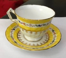 VINTAGE AYNSLEY FINE BONE CHINA ENGLAND YELLOW FRUIT STRAWBERRY TEA CUP & SAUCER