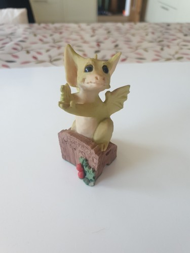 Pocket dragon figurine putting - dragon,