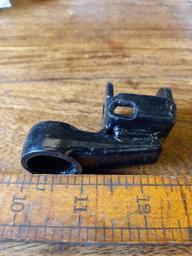 Nos yamaha footrest bracket - nos,