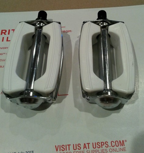 White bicycle bow pedals - white,