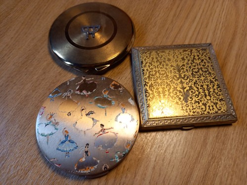 Vintage powder compacts - x,