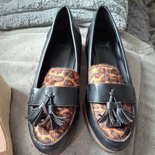 Evans size 5EEE Xwide fit Black/animal print faux leather tassel front loafers.