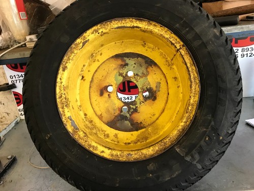 Front stud wheel - stud, tyre