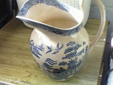 LARGE BLUE AND WHITE 'WILLOW' PATTERN JUG VG