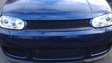 Badgeless honeycomb car grill