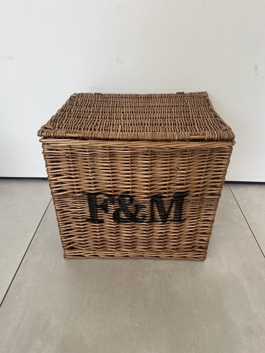 Large fortnum and - fortnum, fm