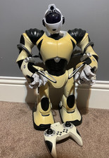 Vintage Large WowWee Robosapien V2 2005 22" Tall with Remote UNTESTED