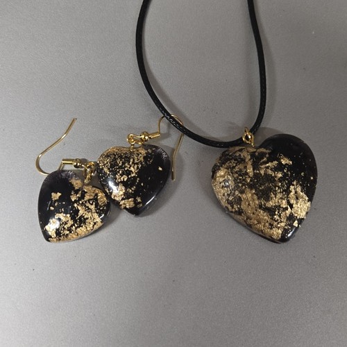 Black gold resin heart - black/gold,