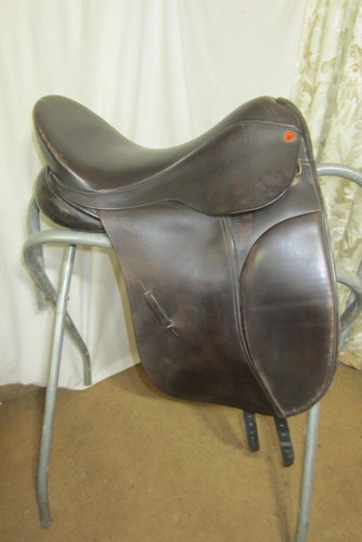 Albion dressage saddle - 17",