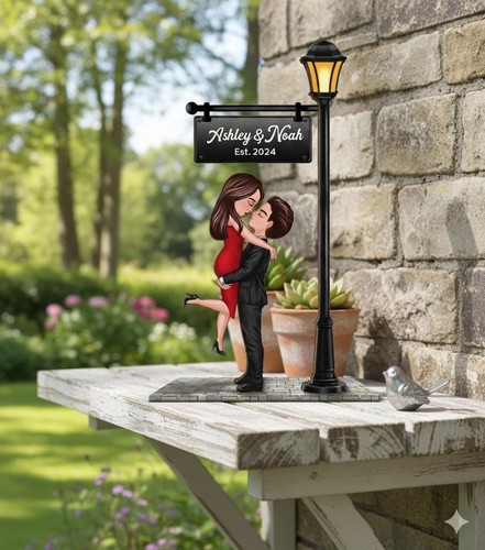 Couple kissing under lamp post - kissing,