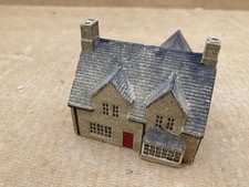 (143) N Gauge resin shop building - fully painted