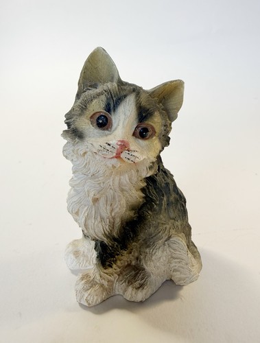 Small seated cat - figurine, grey