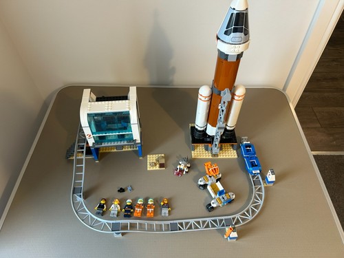 Lego set 60228 deep space - lego,