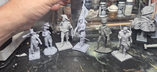 Resin plastic figures - x6,