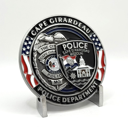 Challenge coin cape - -,