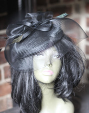 Black Net Statement Fascinator Hat Classy Ladies Day Races Feathers Bow Ascot vg