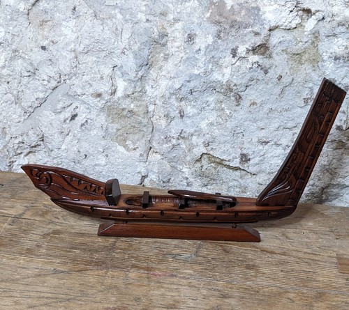 Vintage maori waka - waka, taua
